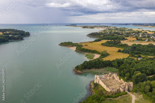 Bretagne, dans les cotes d'armor, les ruines du chateau du Guildo sur la commune de Saint Jacut de la Mer