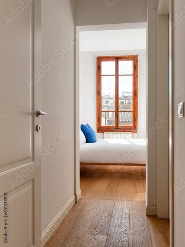 Scorcio di camera da letto in stile minimalista con finestra alla francese e porta classica. 