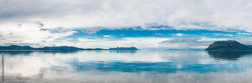 Wasserspieglung auf den Lofoten in norwegen Wasserspieglung auf den Lofoten in norwegen