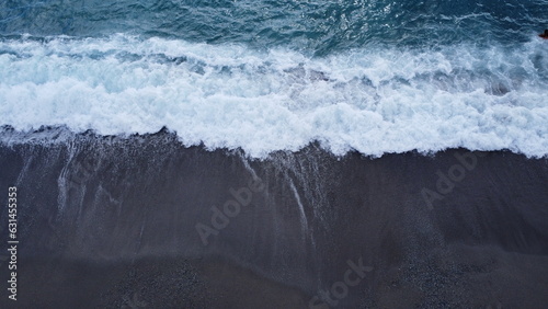 Foto aerea del mare e la spiaggia - Vista dall'alto delle onde dell'oceano fotografia con il drone - Wild beach, top view, ocean waves