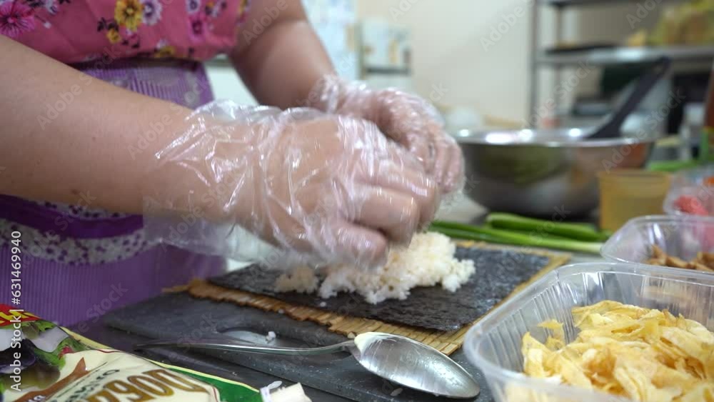 Delete spreading the rice in a sushi in a korean restaurant. Stock ビデオ