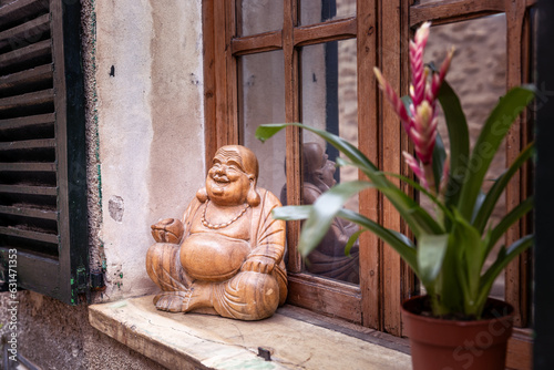 Lachender Buddha auf Fensterbank