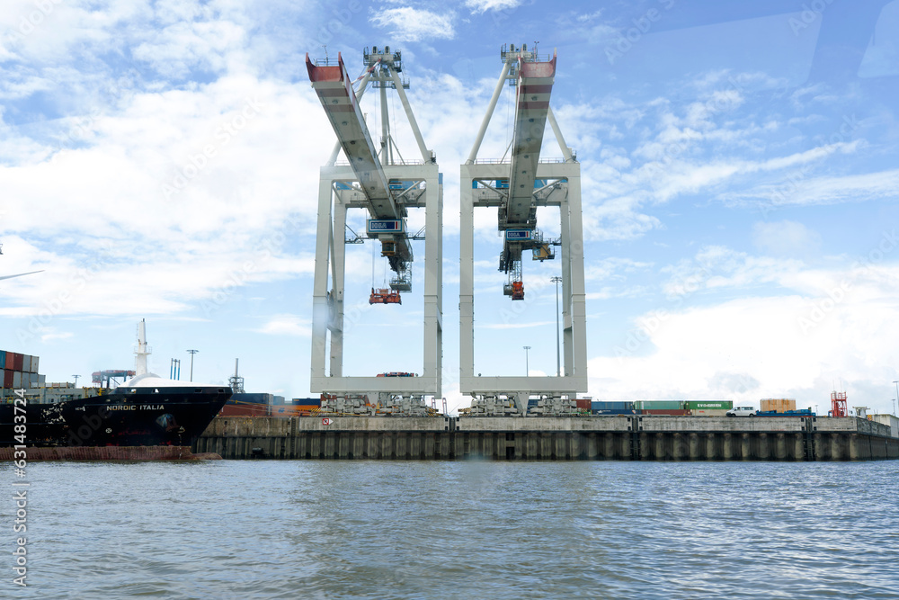 Kräne im Hafen von Hamburg Containerkran Kran am Fluss