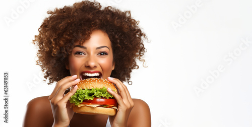 Hübsche Frau Gesicht mit Afrolook beißt in riesigen Burger und Lacht mit Textfreiraum Nahaufnahme, ai generativ