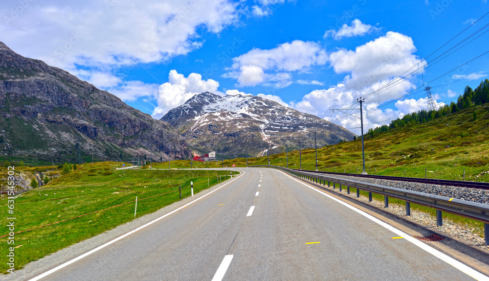 Naklejka premium Haupstrasse 29 vor Berninapass, Graubünden, Schweiz