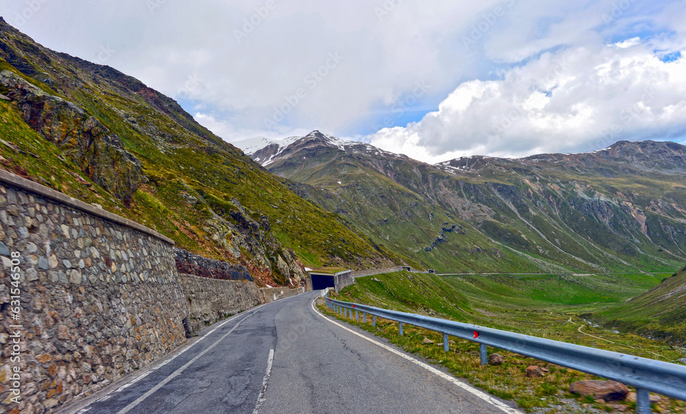 Fototapeta premium Passstrasse zum Forcola di Livigno Schweiz-Italien 