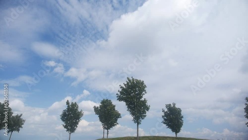 Eindrucksvolle Wolken türmen sich über dem höchsten Aussichtspunkt am Phoenix-See / Dortmund Hörde, Ruhrgebiet / Timelaps, Zeitraffer