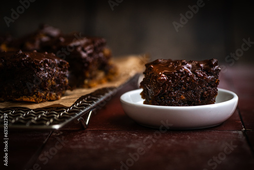 saftiger frischer Schokoladenkuchen aus dem Ofen in stimmungsvoller, dunkler Umgebeung photo