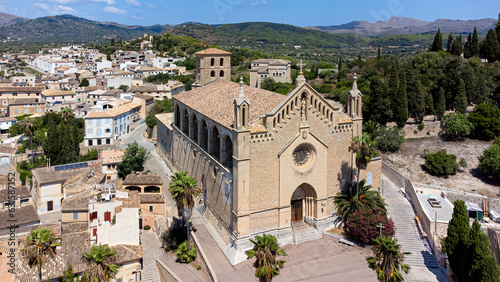 Fotografía Aerial view of the parish church of the Transfiguration of the Lord in the town
