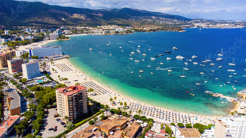 Foto Aerial view of the beach of Son Matias in Magaluf, a seaside resort town on Majo