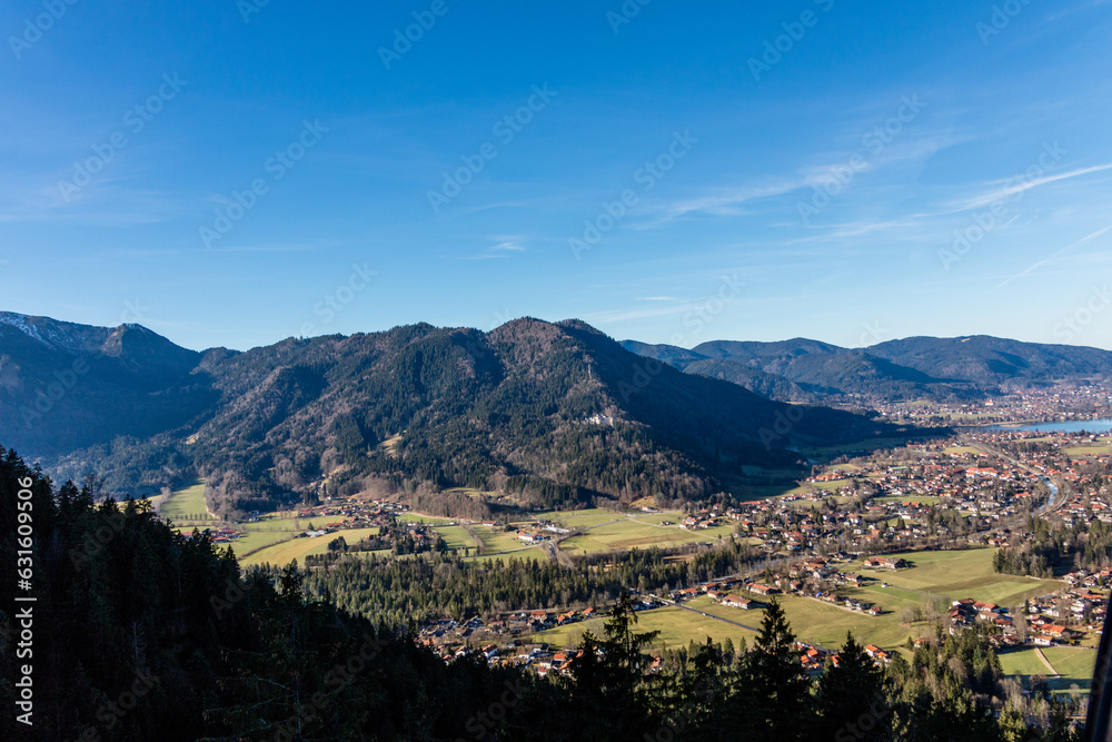 Obraz premium Scenic mountainous landscape with town