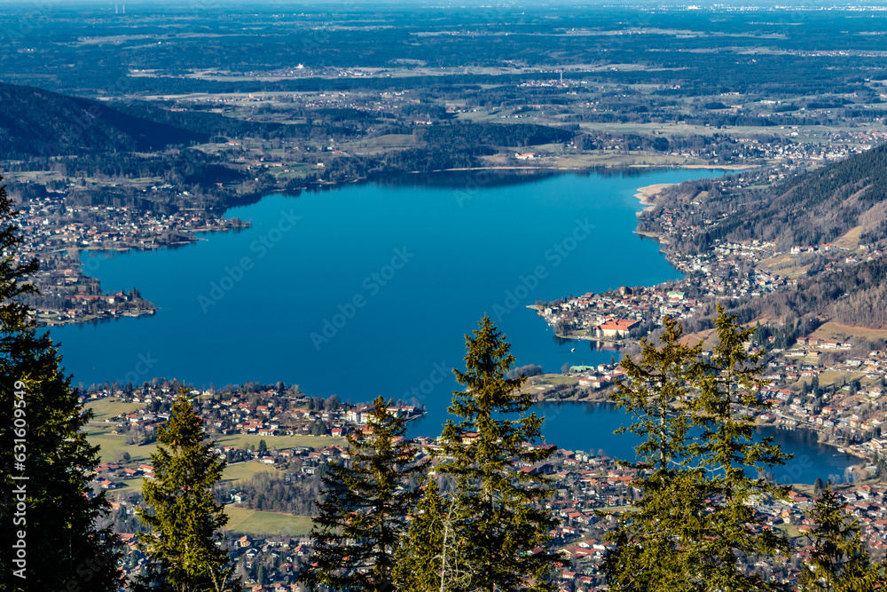 Naklejka premium Tranquil lake bordered by small settlements