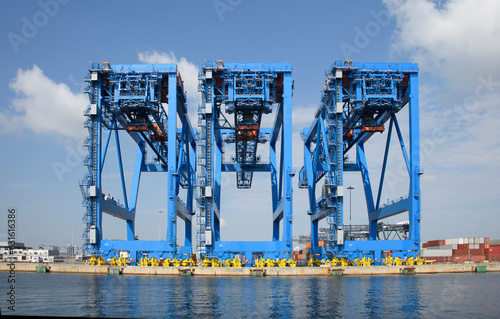 Cranes to Load Cargo Ships