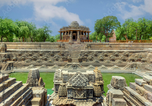 Obraz na płótnie The Sun Temple at Modhera is an ancient Hindu temple located in the western state of Gujarat, India. Built in the 11th century during the reign of the Solanki dynasty, the temple was dedicated to Sun w salonie