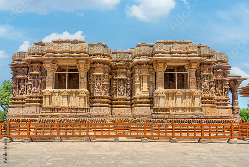 Obraz na płótnie The Sun Temple at Modhera is an ancient Hindu temple located in the western state of Gujarat, India. Built in the 11th century during the reign of the Solanki dynasty, the temple was dedicated to Sun w salonie