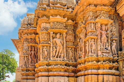 Obraz na płótnie The Sun Temple at Modhera is an ancient Hindu temple located in the western state of Gujarat, India. Built in the 11th century during the reign of the Solanki dynasty, the temple was dedicated to Sun w salonie
