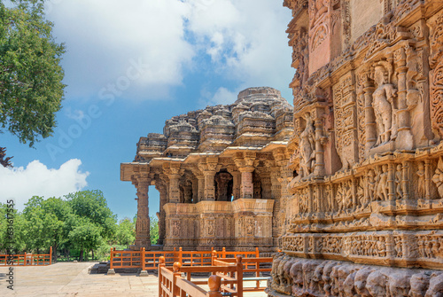 Obraz na płótnie The Sun Temple at Modhera is an ancient Hindu temple located in the western state of Gujarat, India. Built in the 11th century during the reign of the Solanki dynasty, the temple was dedicated to Sun w salonie