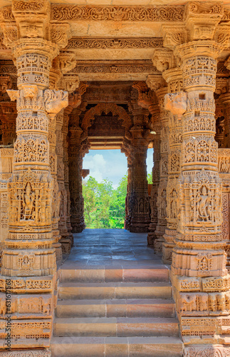 Obraz na płótnie The Sun Temple at Modhera is an ancient Hindu temple located in the western state of Gujarat, India. Built in the 11th century during the reign of the Solanki dynasty, the temple was dedicated to Sun w salonie