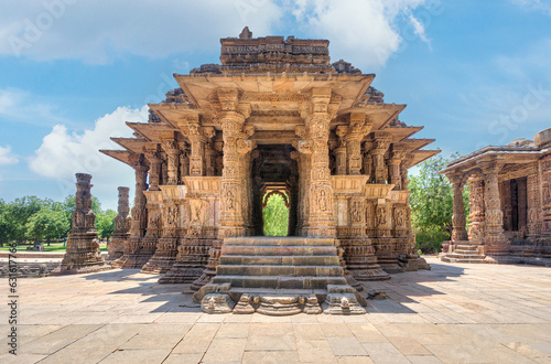 Obraz na płótnie The Sun Temple at Modhera is an ancient Hindu temple located in the western state of Gujarat, India. Built in the 11th century during the reign of the Solanki dynasty, the temple was dedicated to Sun w salonie