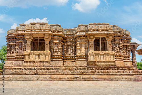 Obraz na płótnie The Sun Temple at Modhera is an ancient Hindu temple located in the western state of Gujarat, India. Built in the 11th century during the reign of the Solanki dynasty, the temple was dedicated to Sun w salonie