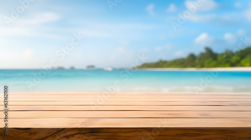 Une table vide sur une plage tropicale.