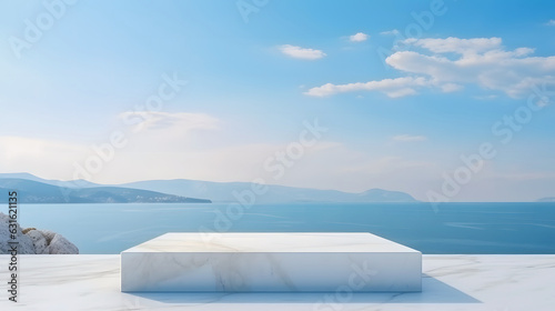 Une table en marbre au bord de mer pour la présentation d'un produit. 