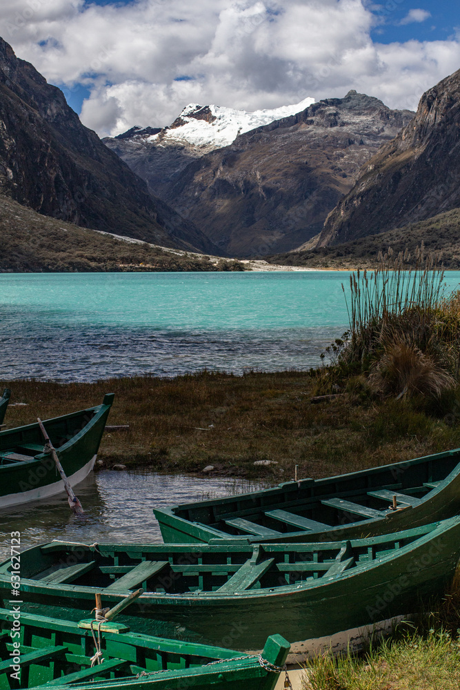 Laguna de Llanganuco en Yungay, cerca de Huaraz, con aguas celestes, en los Andes de Perú, tiene montañas alrededor y un nevado cerca de la laguna