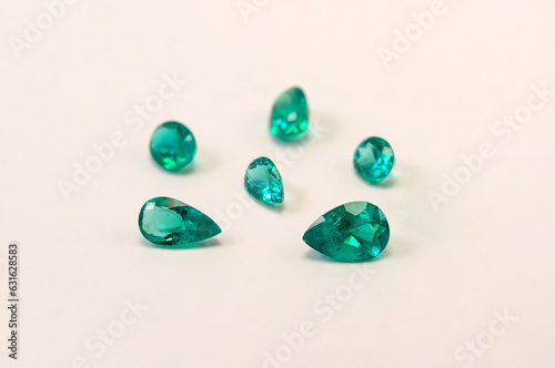 Set of real green jewels. Green emeralds from Muzo, Colombia, Princess cut jewel Round cut jewel Emerald cut jewel Oval jewel, Colorful green gemstones