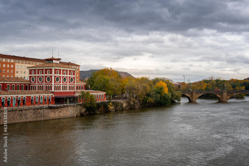 Obraz premium Scenic view of Science museum in Logrono, Spain with Ebro river 