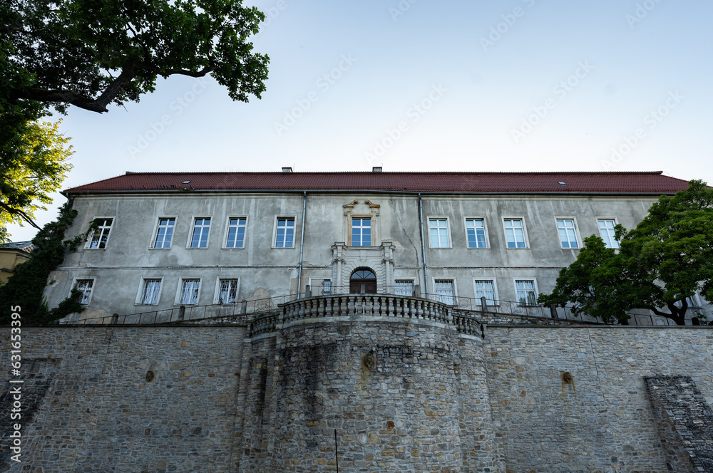 Zabytkowy zamek w zachodniej Polsce na tle błękitnego  bezchmurnego nieba