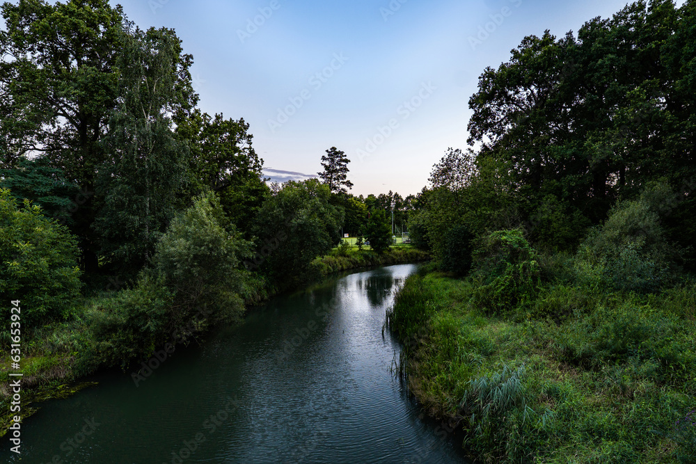Panorama rzeki Osobłogi w tle lekko pochmurna pogoda, błękit nieba zieleń przy brzegu, pora letnia, Odra w odcinku województwa Opolskiego