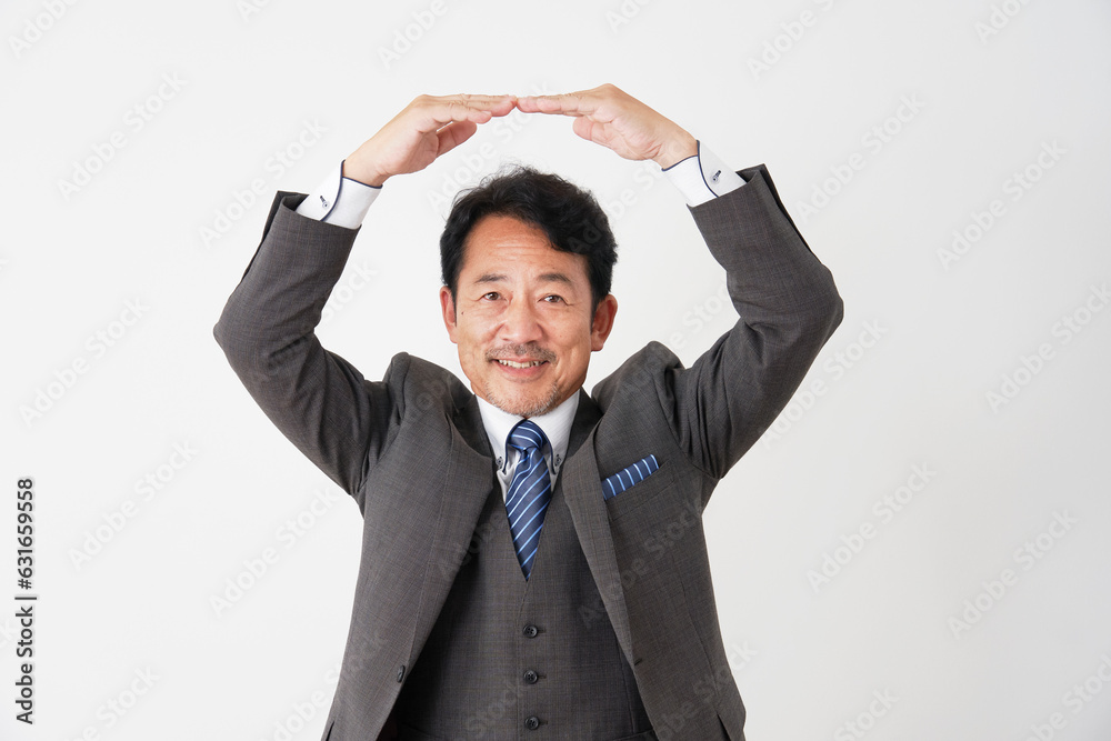 腕で丸印するミドルエイジのビジネスマン　白背景