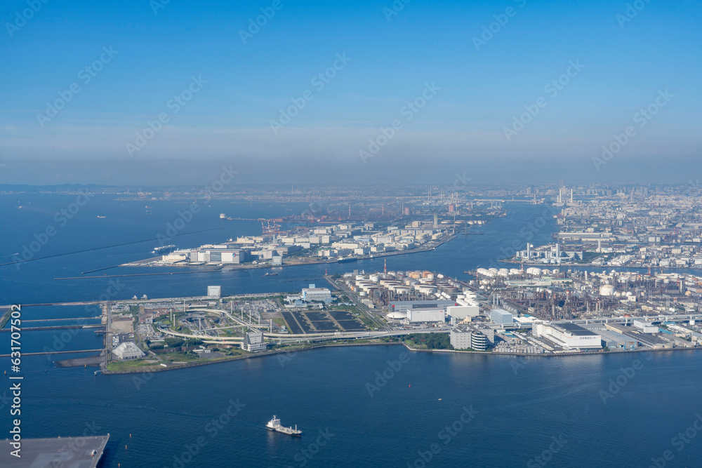 東京湾の入り江に並ぶ人工島　京浜工業地帯