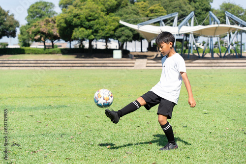 サッカーの練習をする小学生の男の子
