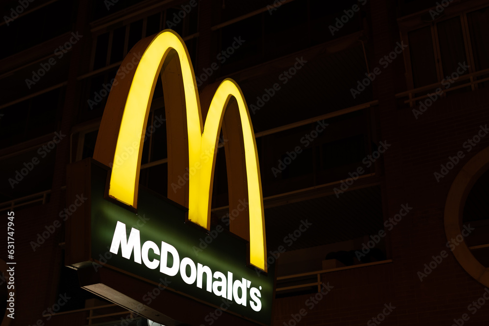 Foto de Tarragona, Spain 09 June 2023 McDonald's Arches sign as seen