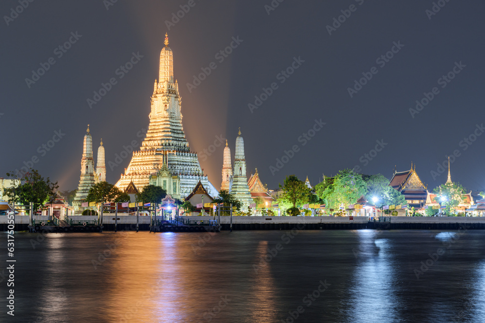Fototapeta premium Night view of Wat Arun across the Chao Phraya River