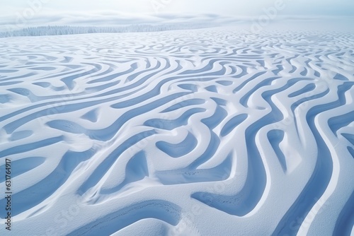Aerial Drone view de surcos en la nieve zigzagueantes, laberinto de nieve, paisaje de la naturaleza salvaje photo
