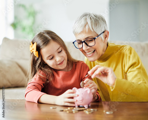 Quadro su tela child money saving grandfmother family coin senior finance bank piggybank happy