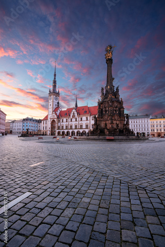 Obraz na płótnie Olomouc, Czech Republic. Cityscape image of downtown Olomouc, Czech Republic with Olomouc City Hall and Honorary Holy Trinity Column at summer sunrise. w salonie