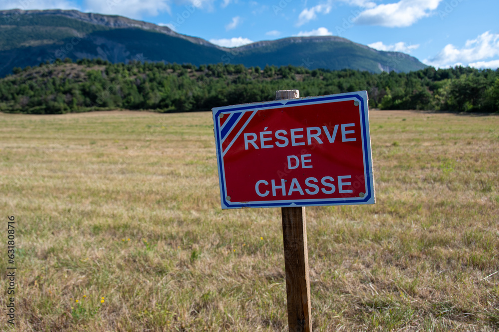 Panneau d'information écrit en Français signalant la présence d'une réserve de chasse, zone dans laquelle il est interdit de chasser afin de permettre le renouvellement des populations de gibier