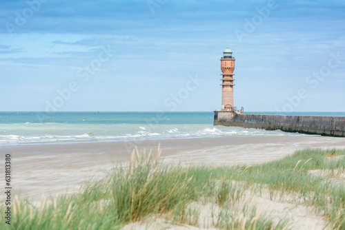 Port de Dunkerque, phare et plage en mer du Nord