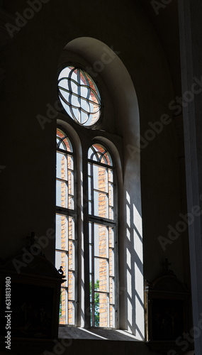 Licht dringt durch das Kirchenfenster