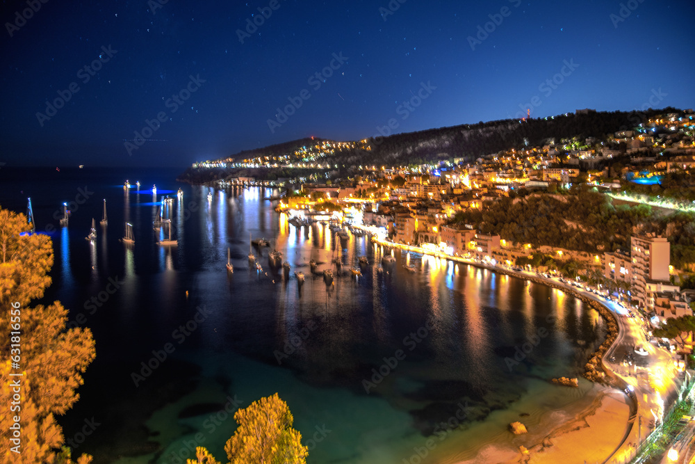 Vue sur Nice de Nuit. La beauté de la Côte d'Azur