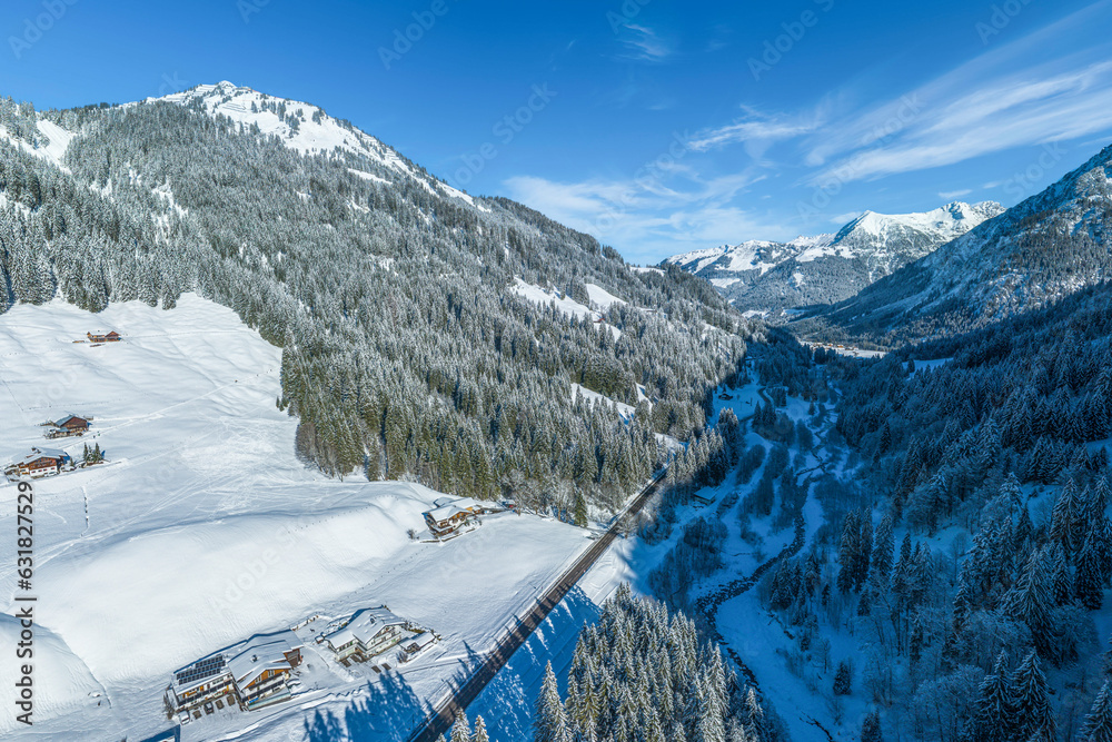 Herrliche Winterlandschaft im hinteren Kleinwalsertal nahe Baad in Vorarlberg