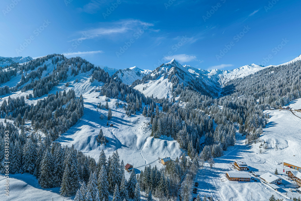 Traumhafte Gebirgslandschaft im winterlichen Kleinwalsertal bei Baad in Vorarlberg