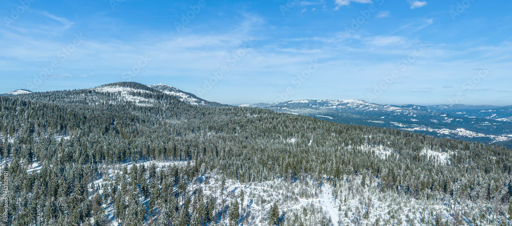 Ausblick in den winterlichen Bayerwald, verschneite Mittelgebirgslandschaft am Arber in Niederbayern nahe Bodenmais
