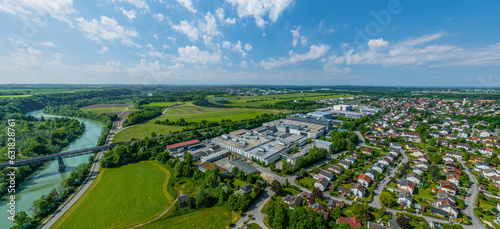 Ausblick auf Kaufering am Lech, Blick über ein Industriegelände auf das südlich gelegene Lechfeld