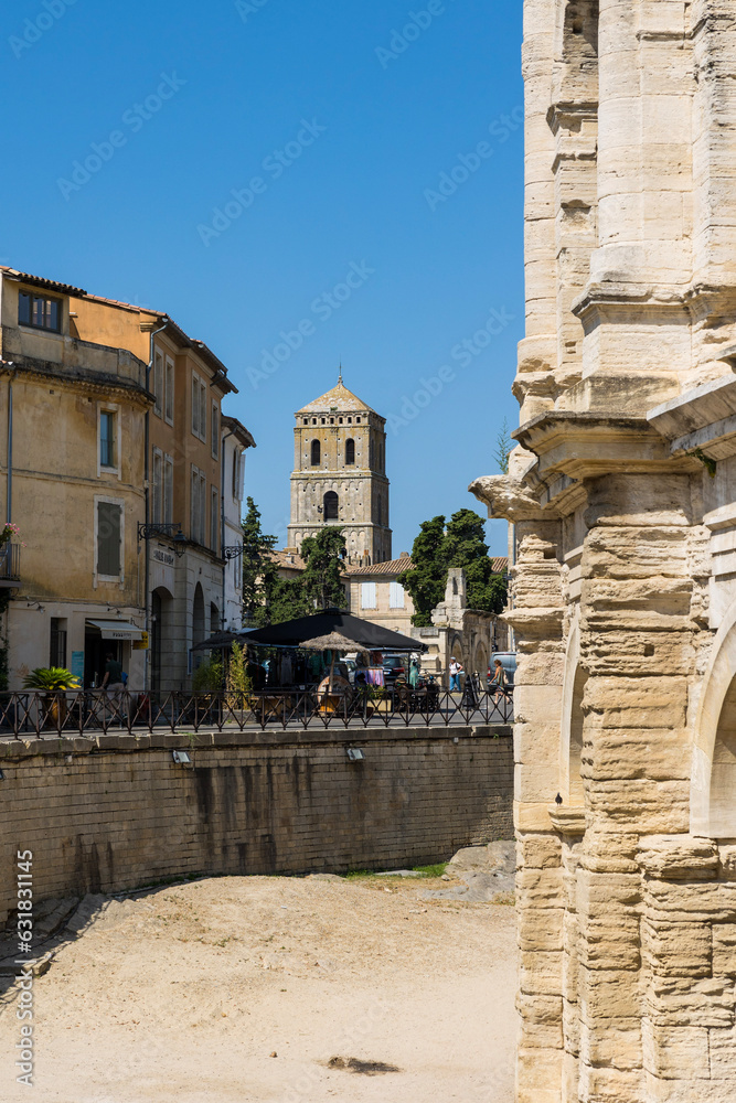 Clocher de la Cathédrale Saint-Trophime depuis l’extérieur des arènes d’Arles