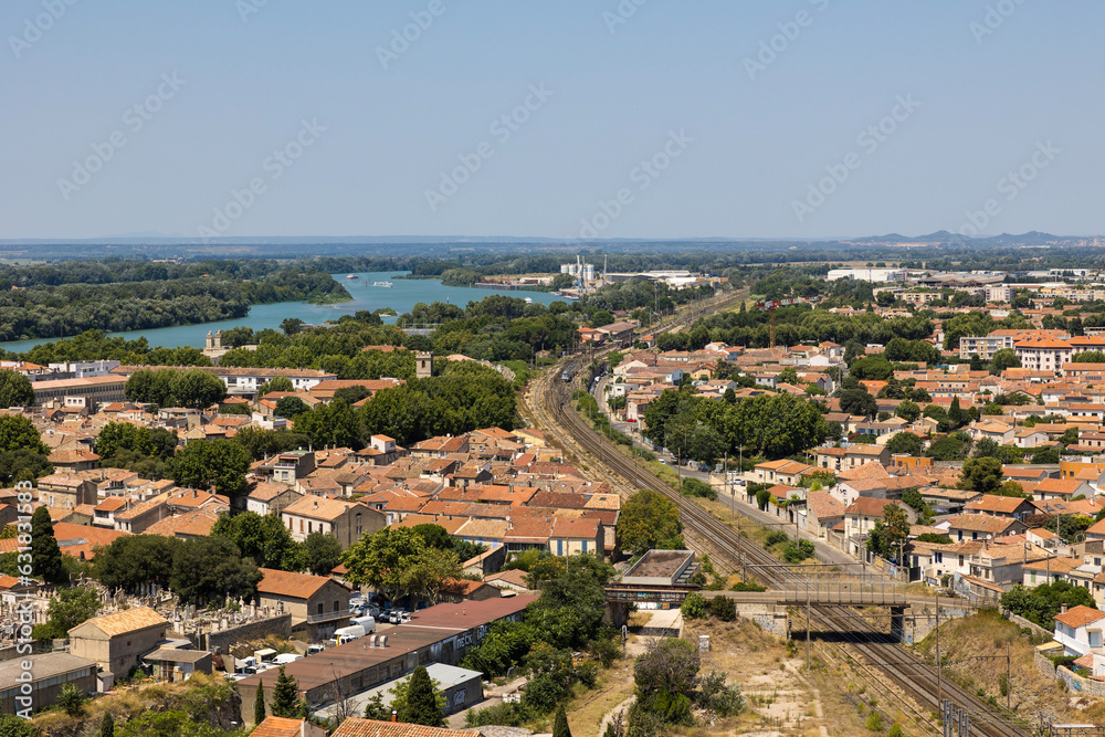Vue sur le Rhône et les voies de chemin de fer depuis la tour du Luma à Arles