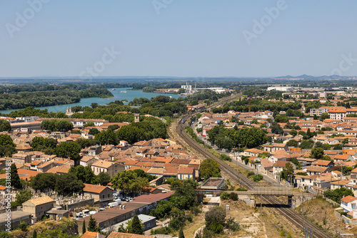 Vue sur le Rhône et les voies de chemin de fer depuis la tour du Luma à Arles